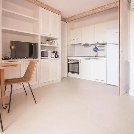 Bouganville Seaside Charm Flat W/ Veranda 公寓 *